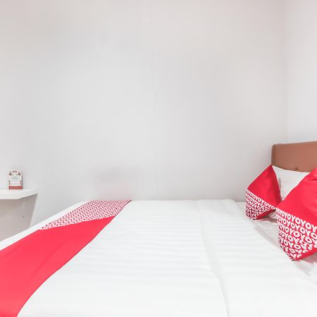 Oyo 1555 Unik Guesthouse Syariah Джакарта Екстер'єр фото