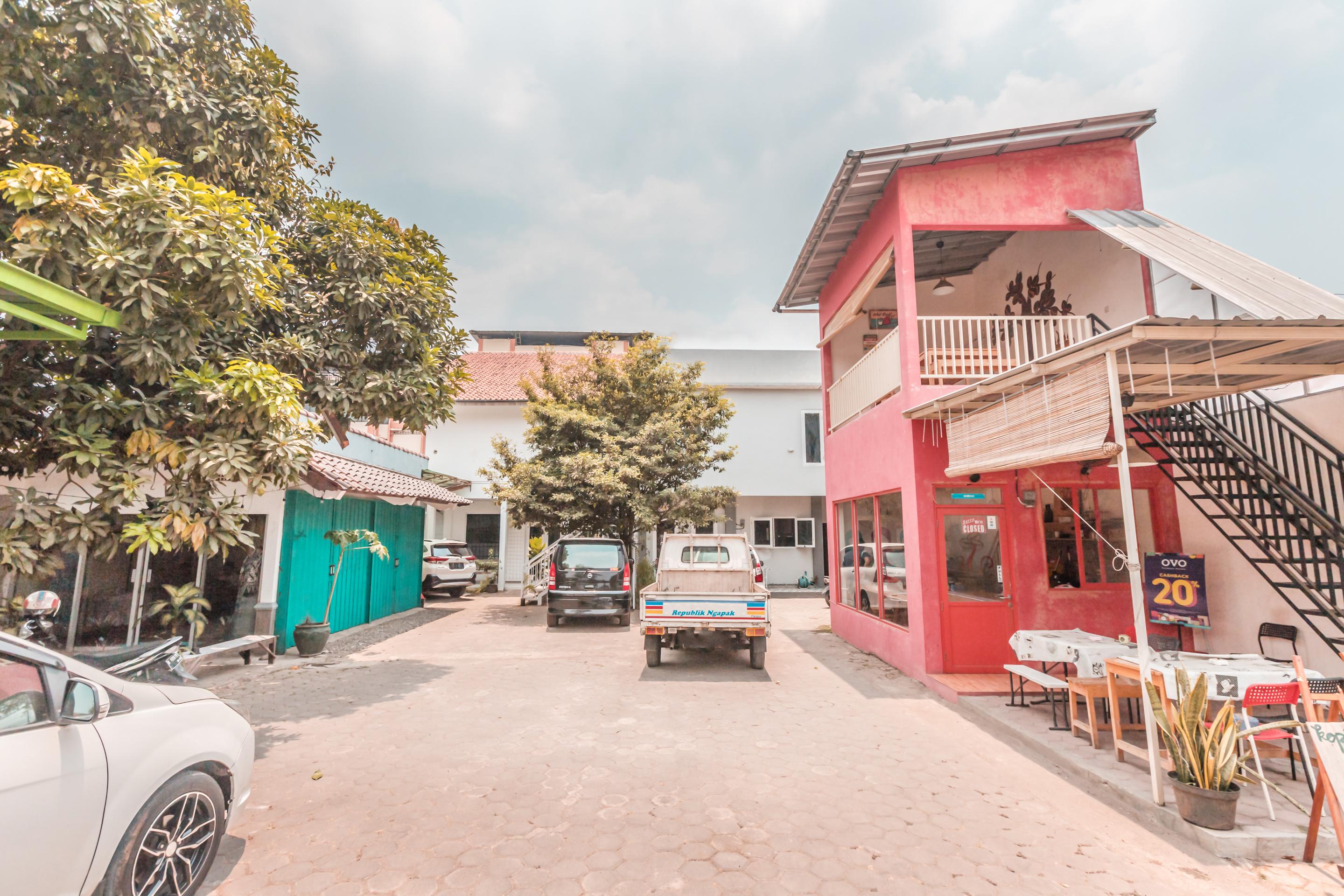 Oyo 1555 Unik Guesthouse Syariah Джакарта Екстер'єр фото